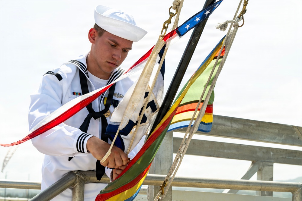 USS Tucson holds change of command