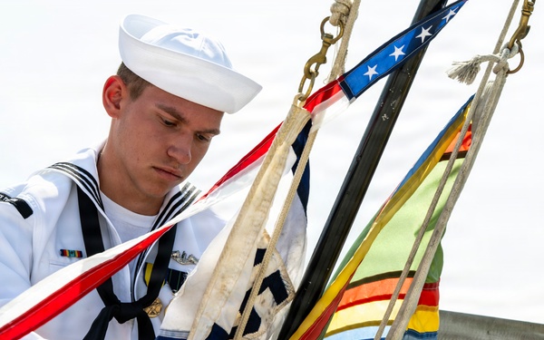 USS Tucson holds change of command