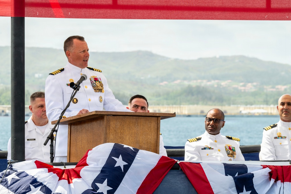 USS Tucson holds change of command