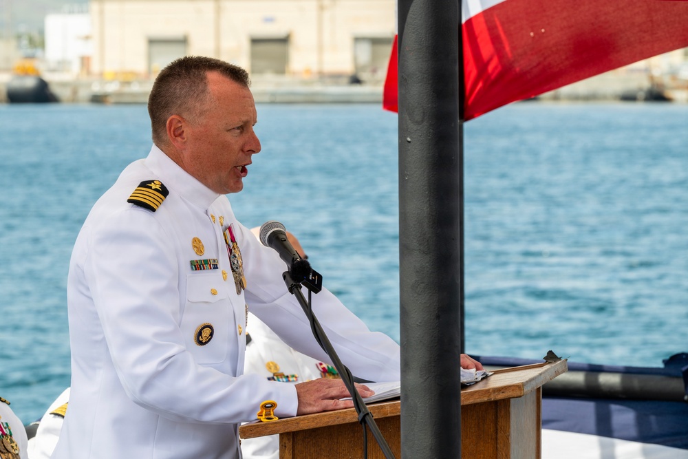 USS Tucson holds change of command