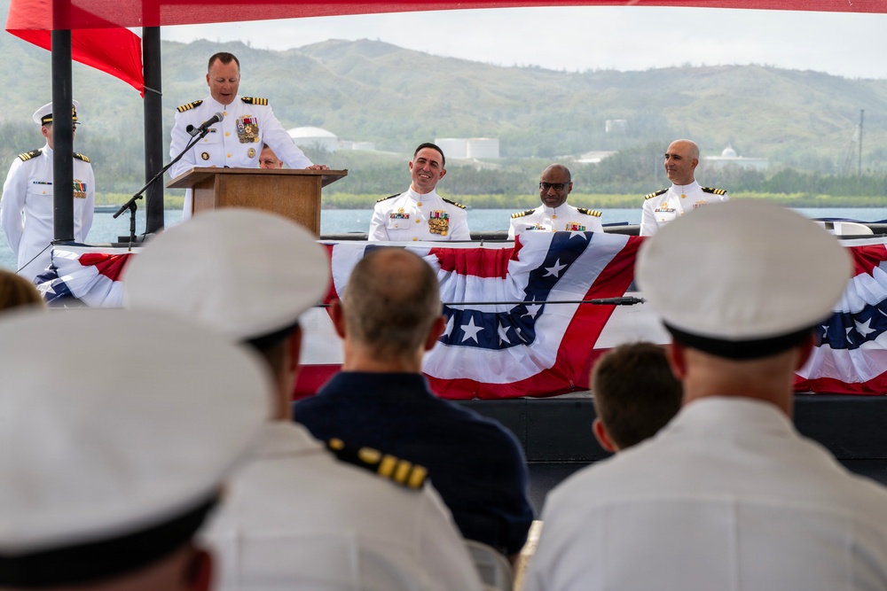 USS Tucson holds change of command