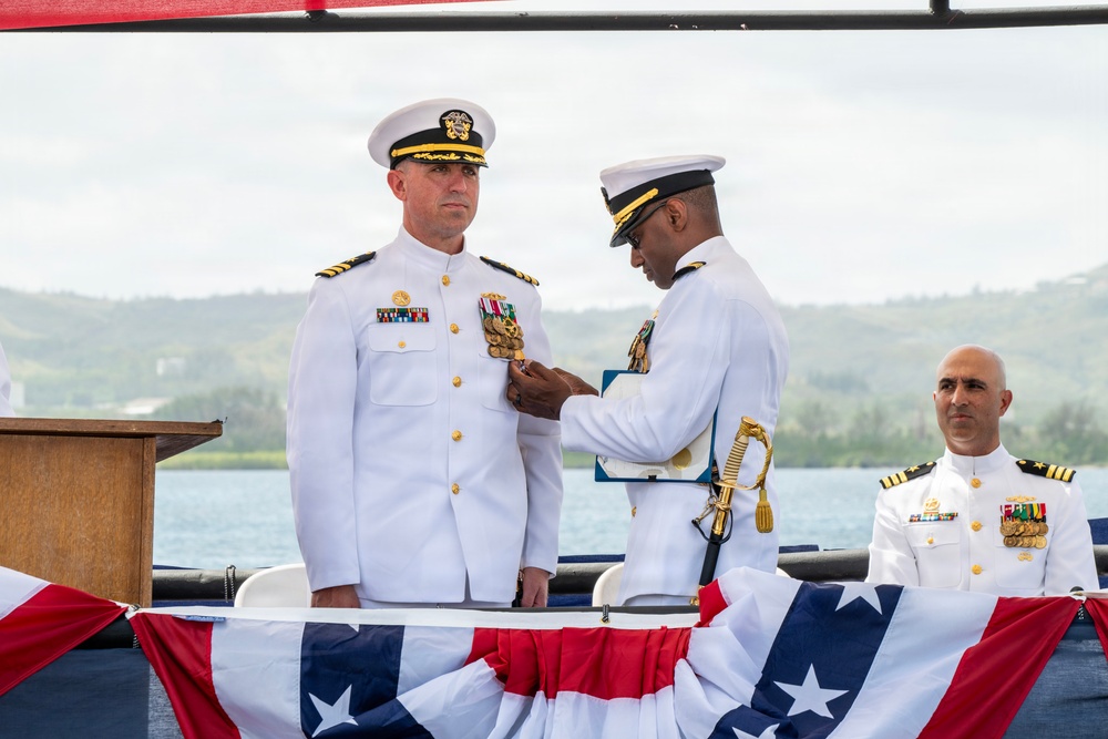 USS Tucson holds change of command