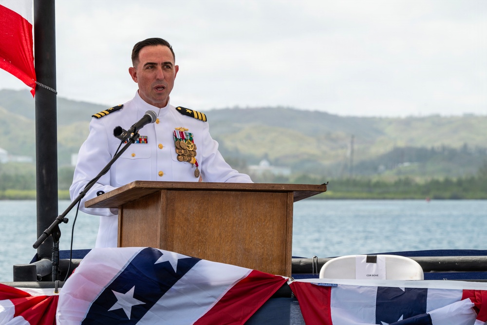 USS Tucson holds change of command