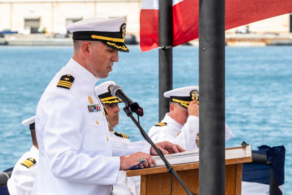 USS Tucson holds change of command
