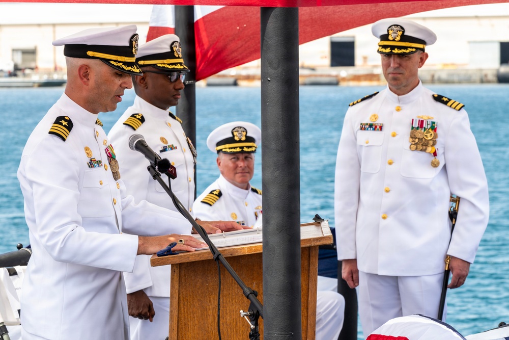 USS Tucson holds change of command
