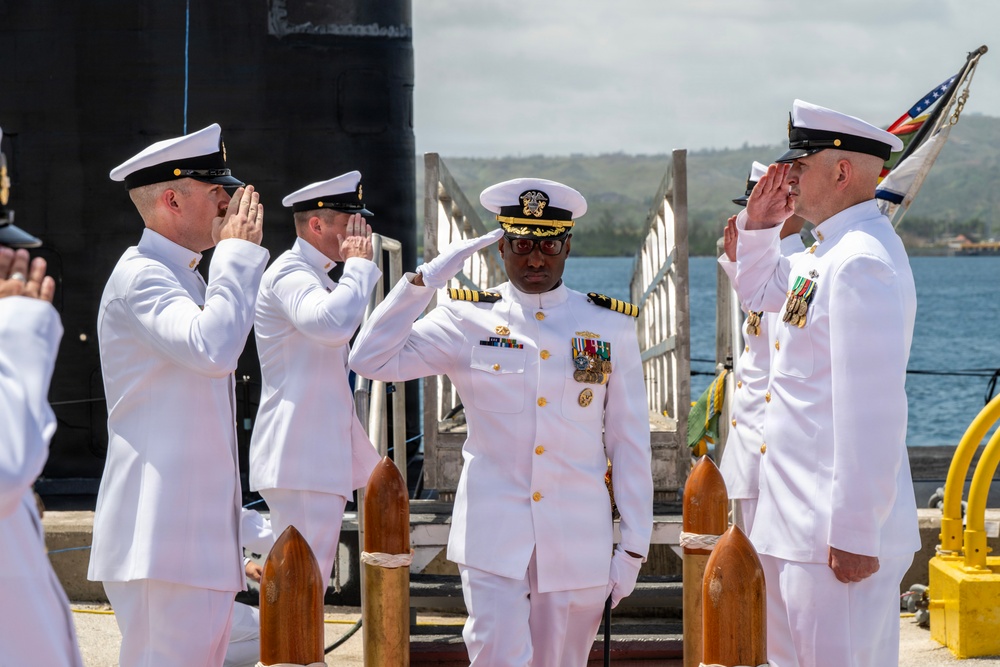 USS Tucson holds change of command