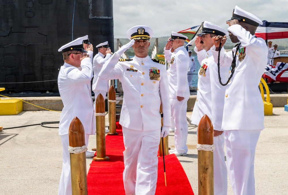 USS Tucson holds change of command