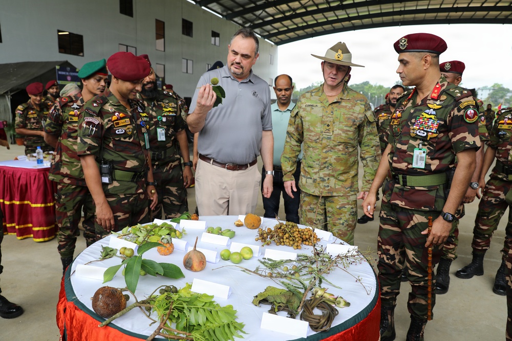 Key leaders and U.S. Soldiers learn Bangladesh Commando survival techniques