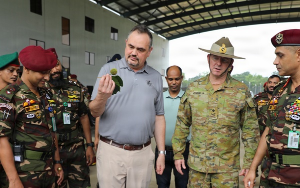 Key leaders and U.S. Soldiers learn Bangladesh Commando survival techniques