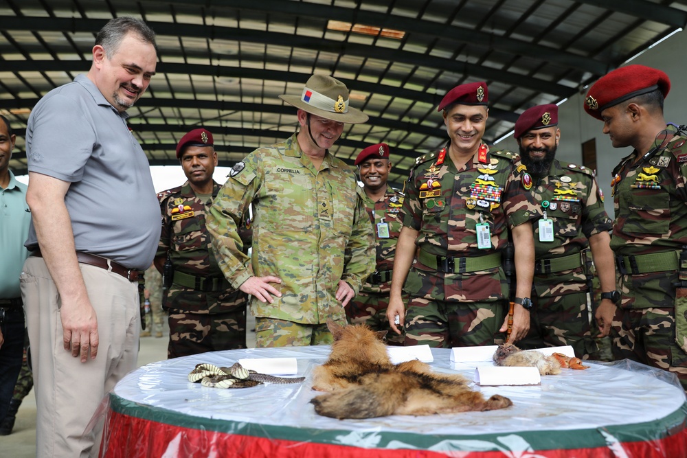 Key leaders and U.S. Soldiers learn Bangladesh Commando survival techniques
