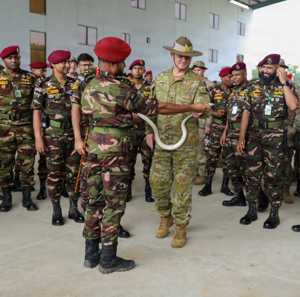 Key leaders and U.S. Soldiers learn Bangladesh Commando survival techniques