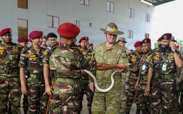 Key leaders and U.S. Soldiers learn Bangladesh Commando survival techniques