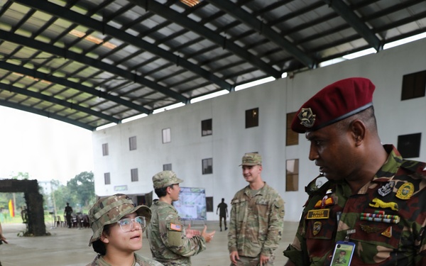 Key leaders and U.S. Soldiers learn Bangladesh Commando survival techniques