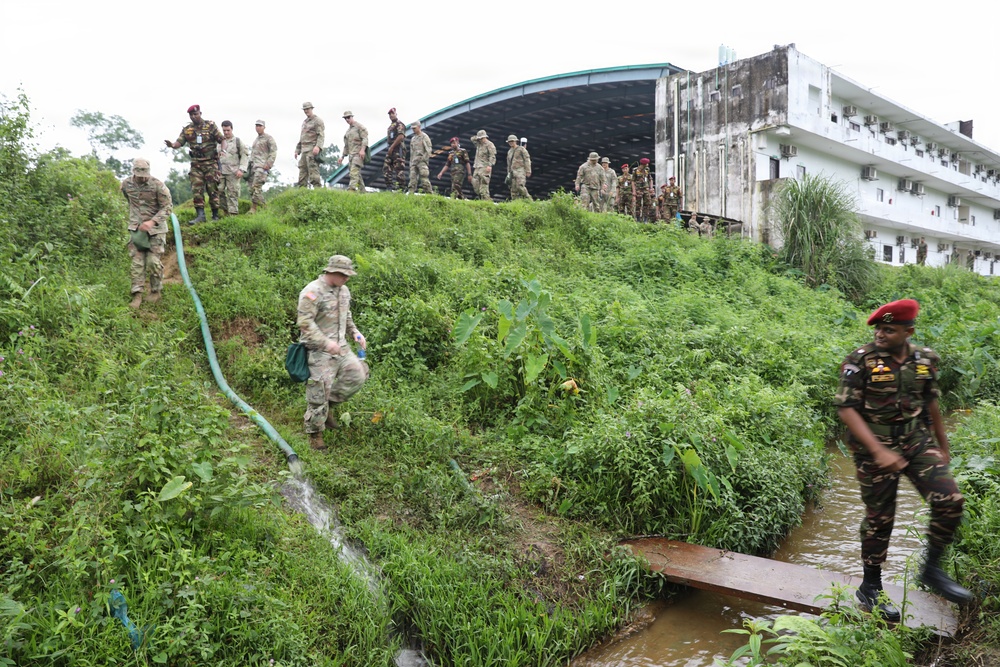 Key leaders and U.S. Soldiers learn Bangladesh Commando survival techniques