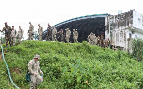 Key leaders and U.S. Soldiers learn Bangladesh Commando survival techniques