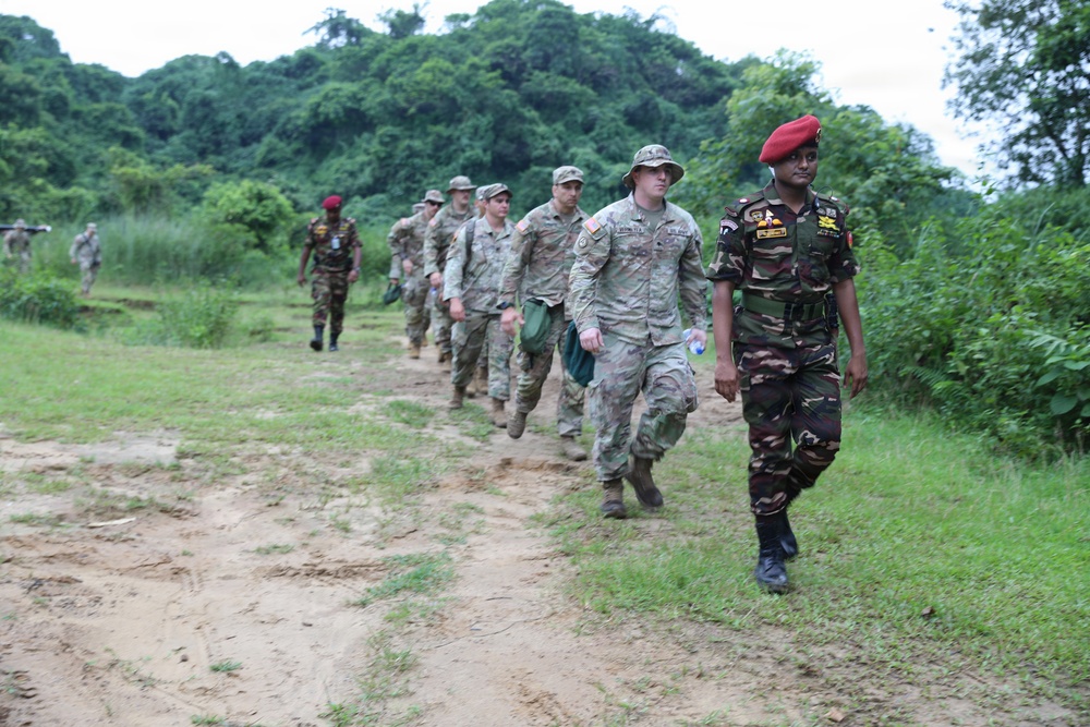 Key leaders and U.S. Soldiers learn Bangladesh Commando survival techniques