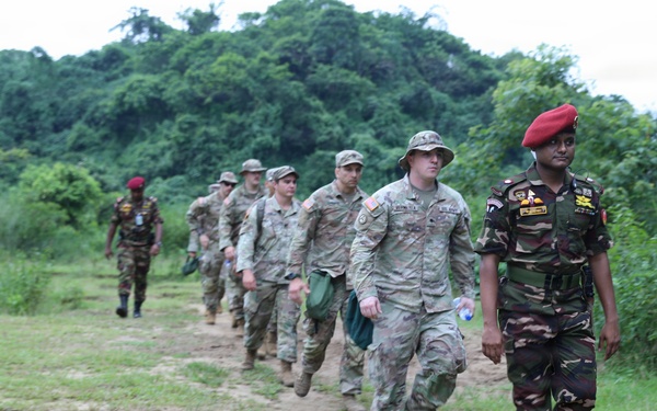 Key leaders and U.S. Soldiers learn Bangladesh Commando survival techniques