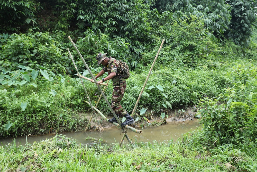 Key leaders and U.S. Soldiers learn Bangladesh Commando survival techniques