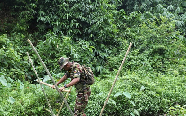 Key leaders and U.S. Soldiers learn Bangladesh Commando survival techniques