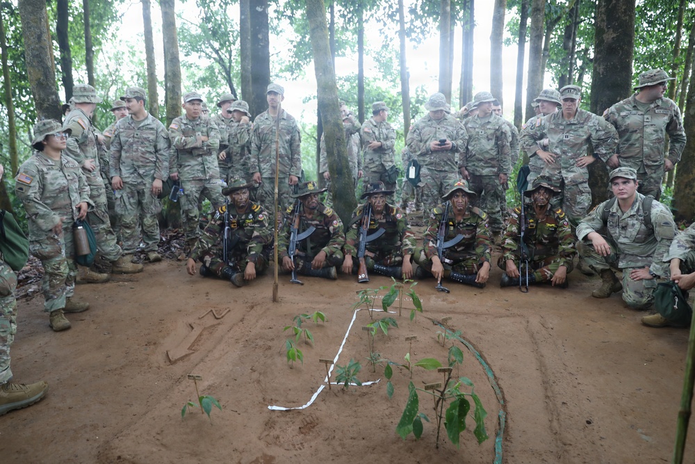 Key leaders and U.S. Soldiers learn Bangladesh Commando survival techniques