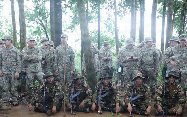 Key leaders and U.S. Soldiers learn Bangladesh Commando survival techniques