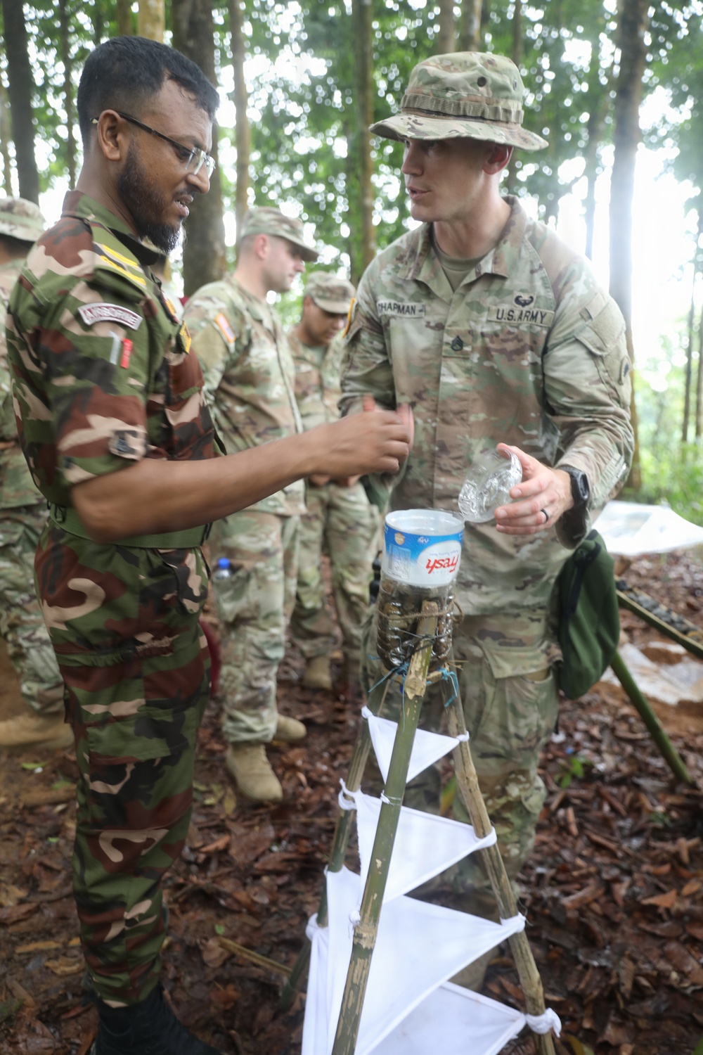 Key leaders and U.S. Soldiers learn Bangladesh Commando survival techniques