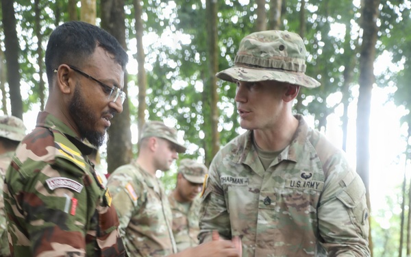 Key leaders and U.S. Soldiers learn Bangladesh Commando survival techniques