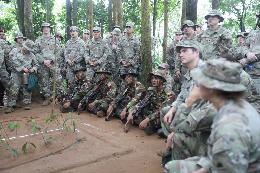 Key leaders and U.S. Soldiers learn Bangladesh Commando survival techniques