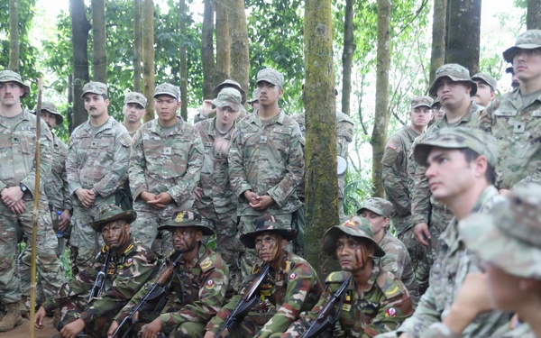 Key leaders and U.S. Soldiers learn Bangladesh Commando survival techniques