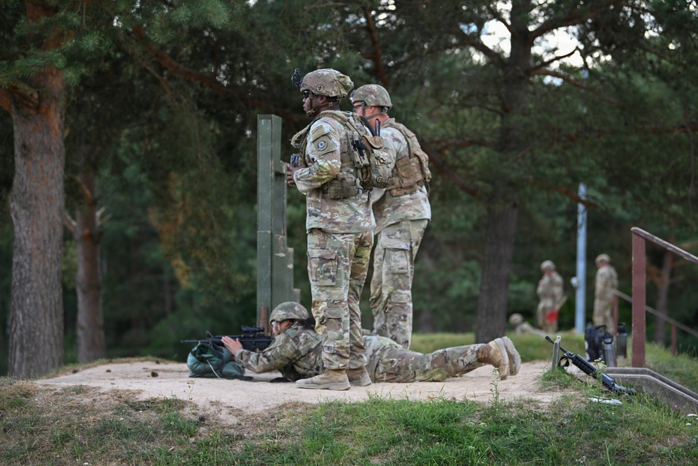 2nd Cavalry Regiment Master Gunner Trains MEDDAC Bavaria Soldiers on Marksmanship