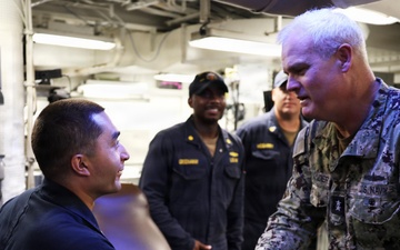 Naval Surface Force Atlantic (SURFLANT) visits USS FARRAGUT (DDG 99)