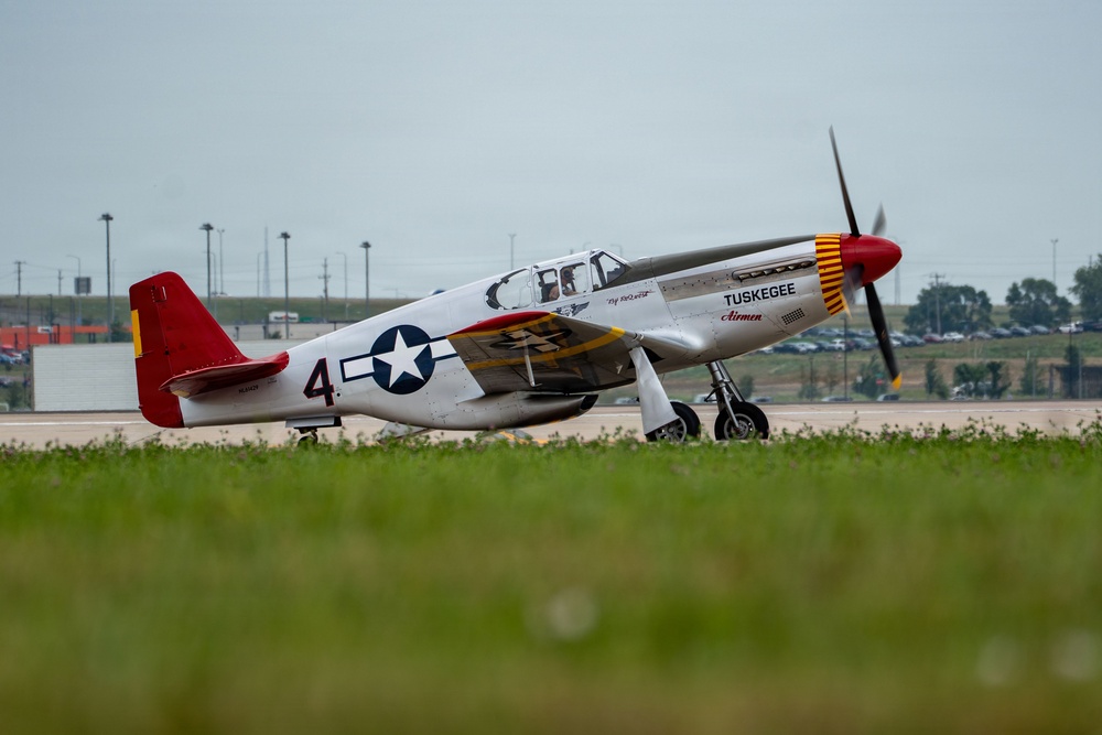 Thunderbirds, Warbirds, and Homegrown Airpower Deliver at the Sioux Falls AirShow