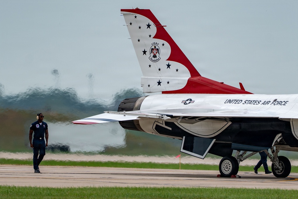 Thunderbirds, Warbirds, and Homegrown Airpower Deliver at the Sioux Falls AirShow