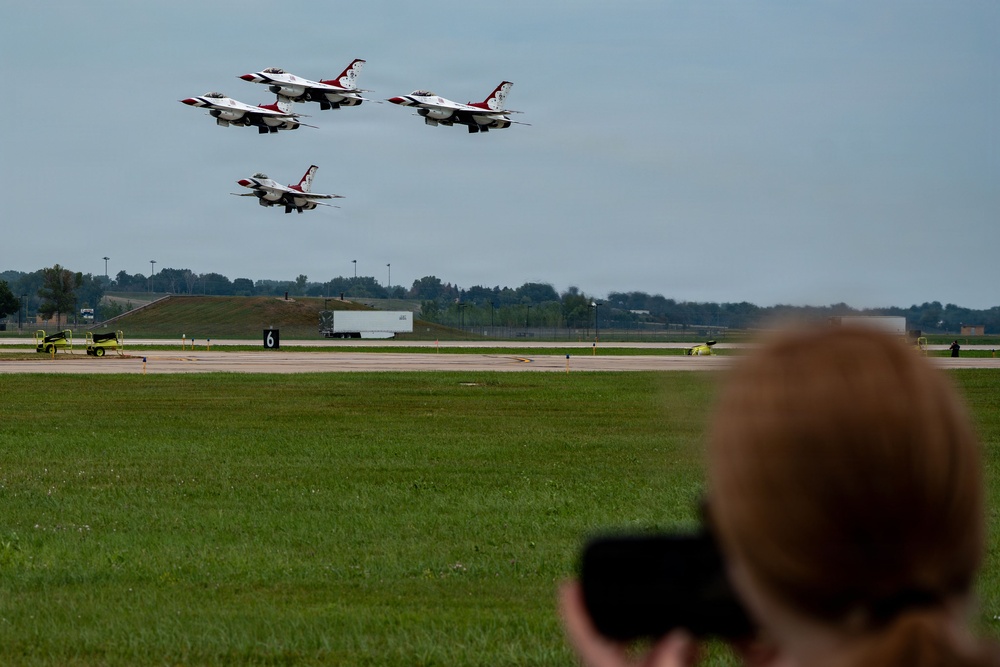 Thunderbirds, Warbirds, and Homegrown Airpower Deliver at the Sioux Falls AirShow