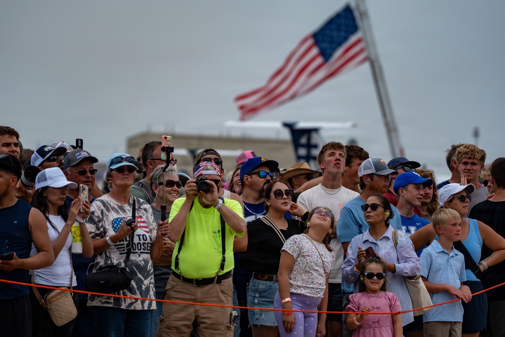 Thunderbirds, Warbirds, and Homegrown Airpower Deliver at the Sioux Falls AirShow