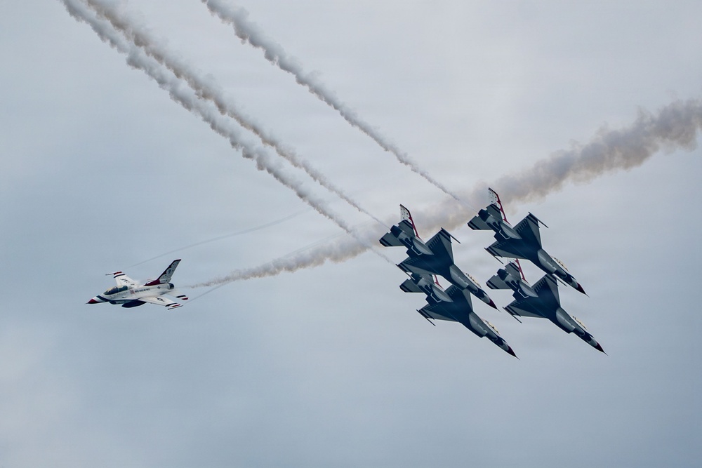 Thunderbirds, Warbirds, and Homegrown Airpower Deliver at the Sioux Falls AirShow