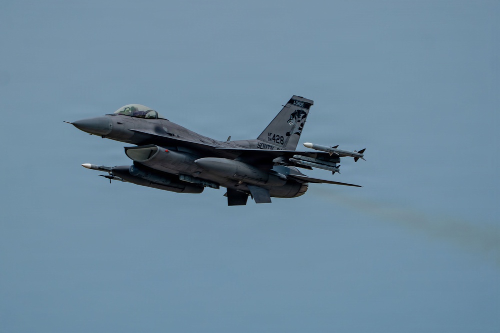 Thunderbirds, Warbirds, and Homegrown Airpower Deliver at the Sioux Falls AirShow