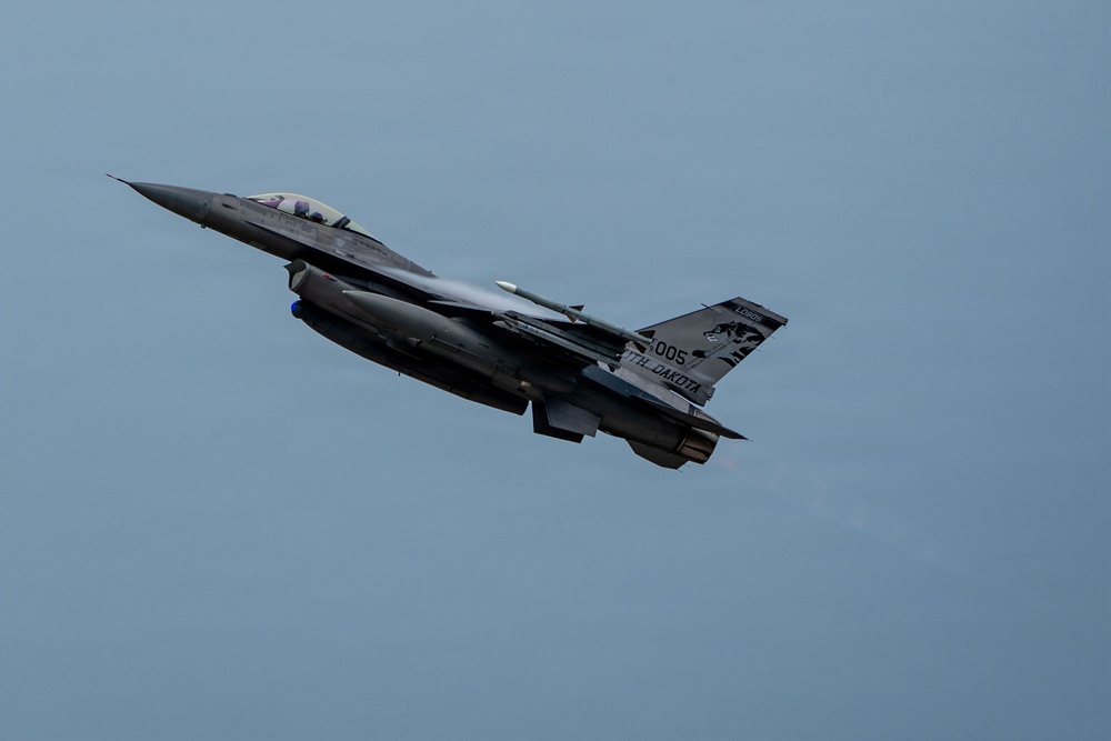 Thunderbirds, Warbirds, and Homegrown Airpower Deliver at the Sioux Falls AirShow