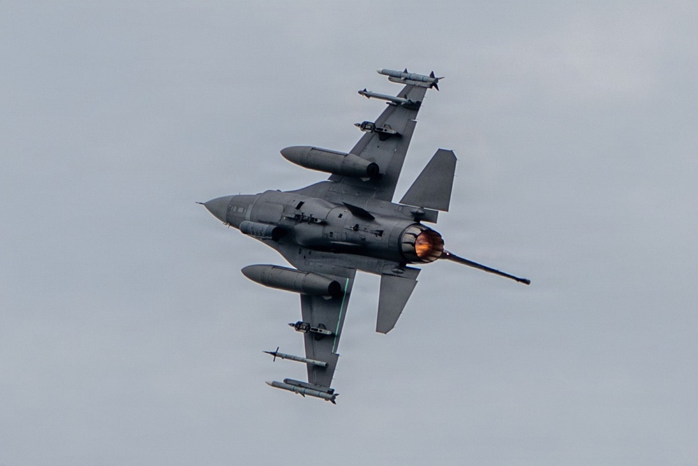 Thunderbirds, Warbirds, and Homegrown Airpower Deliver at the Sioux Falls AirShow