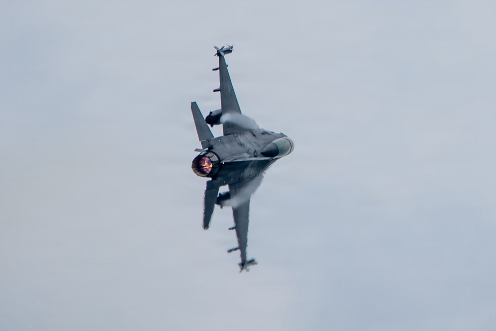 Thunderbirds, Warbirds, and Homegrown Airpower Deliver at the Sioux Falls AirShow