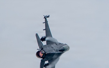 Thunderbirds, Warbirds, and Homegrown Airpower Deliver at the Sioux Falls AirShow