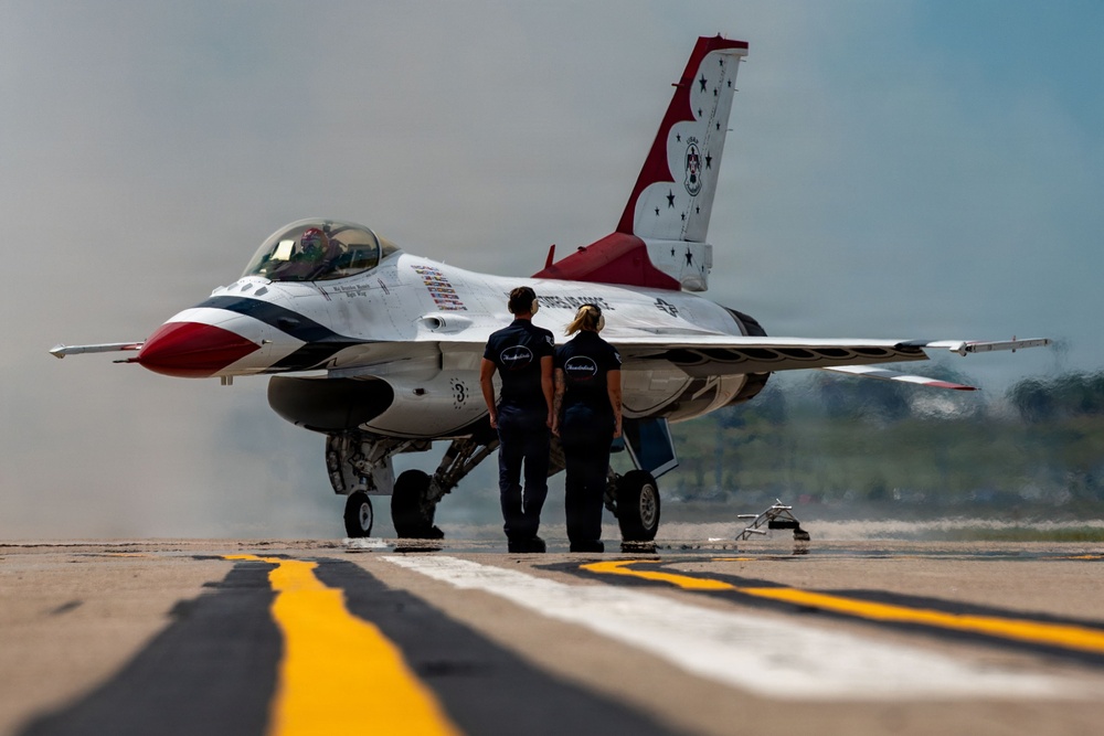 Thunderbirds, Warbirds, and Homegrown Airpower Deliver at the Sioux Falls AirShow