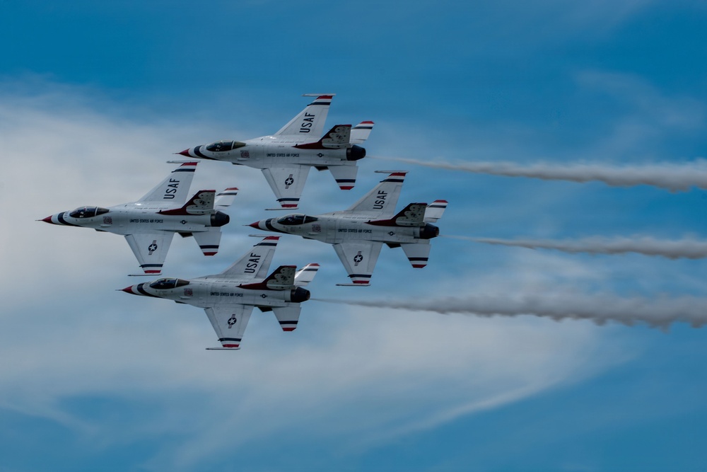Thunderbirds, Warbirds, and Homegrown Airpower Deliver at the Sioux Falls AirShow