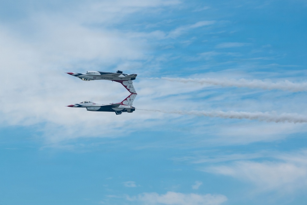 Thunderbirds, Warbirds, and Homegrown Airpower Deliver at the Sioux Falls AirShow