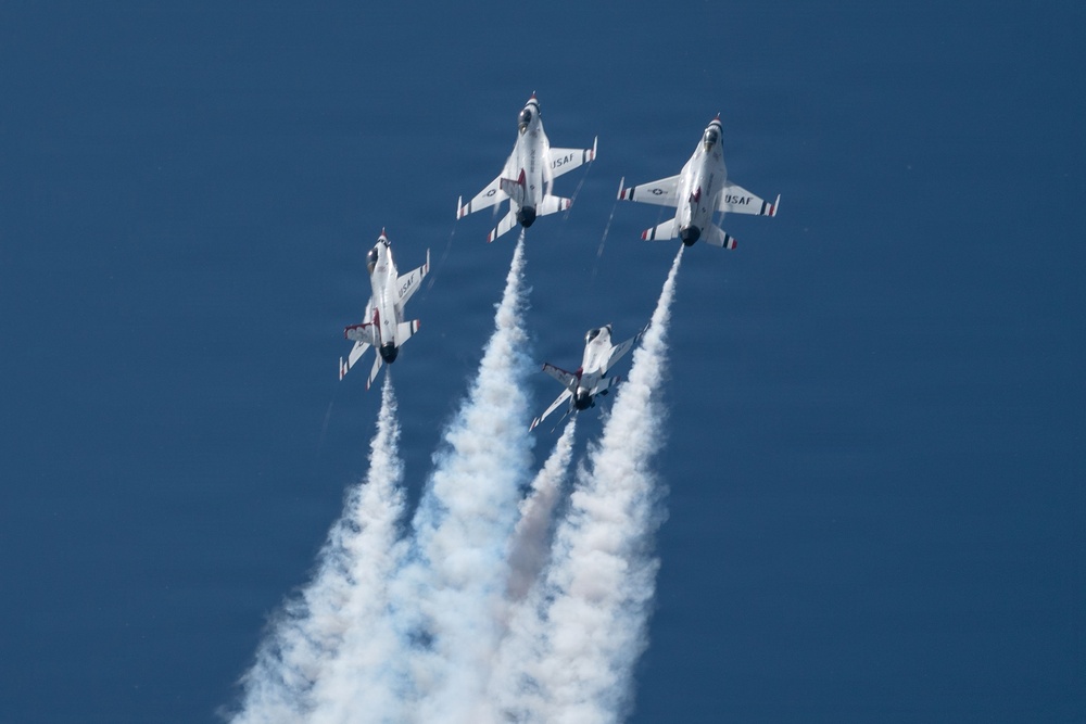 Airpower on the Prairie: USAF Thunderbirds Perform in Sioux Falls