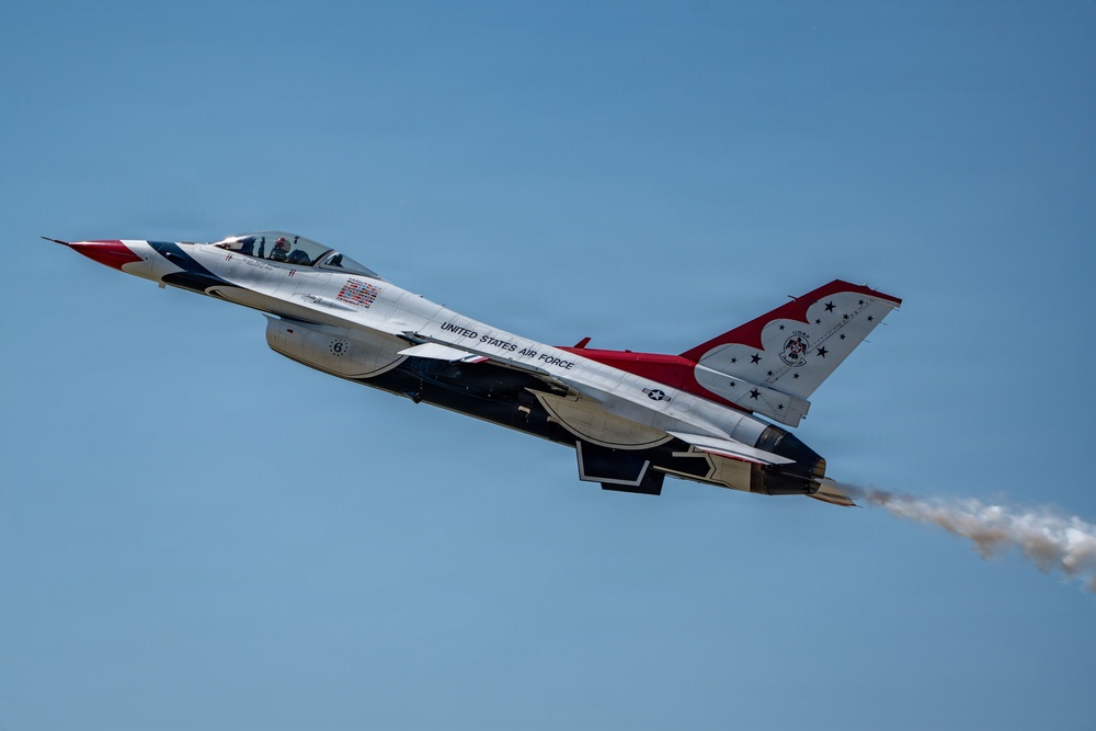 Airpower on the Prairie: USAF Thunderbirds Perform in Sioux Falls