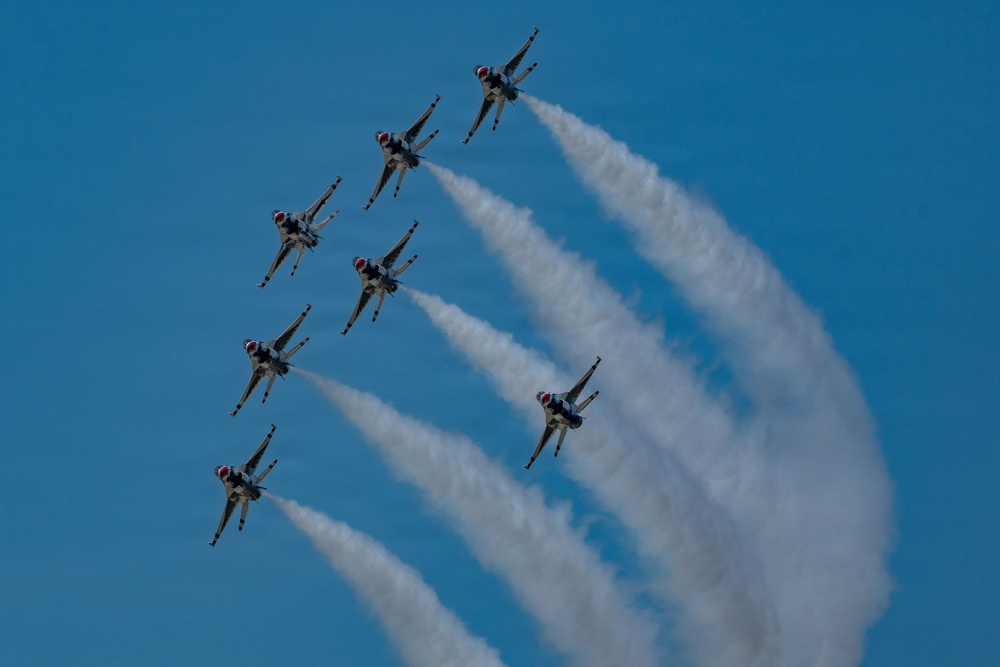 Airpower on the Prairie: USAF Thunderbirds Perform in Sioux Falls