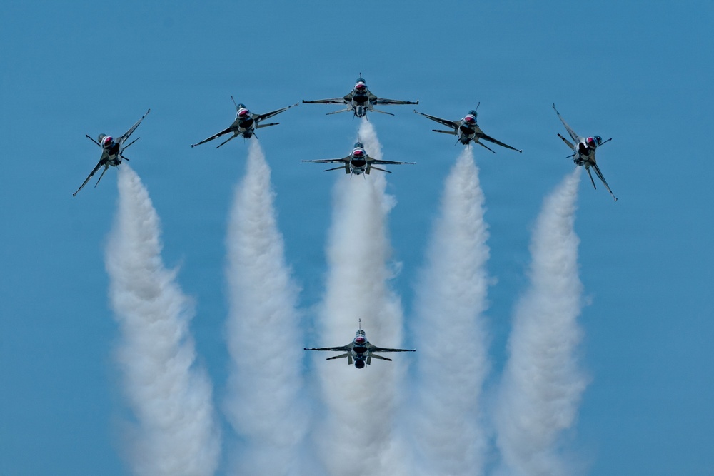 Airpower on the Prairie: USAF Thunderbirds Perform in Sioux Falls