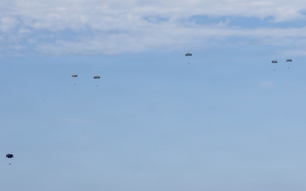 EOD Technicians conduct jump training