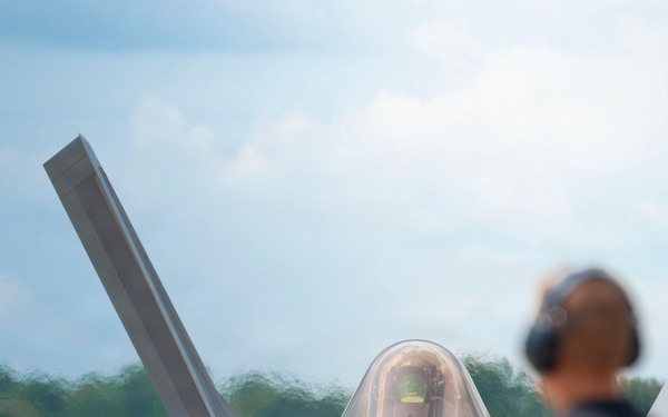 Gen. Kenneth Wilsbach flies F-22 Raptor to EAA AirVenture Oshkosh 2026